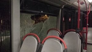 Vetro spaccato da una bottiglia sul bus 88