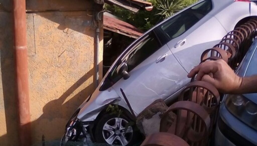 Auto tamponata finisce in un giardino