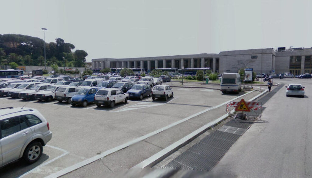 Accoltellato per una donna di fronte alla Stazione Ostiense