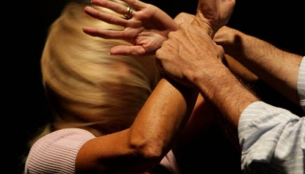 Alcolici a scrocco e botte alla sorella barista