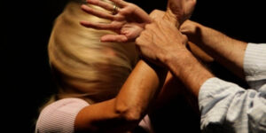 Alcolici a scrocco e botte alla sorella barista Alcolici a scrocco e botte alla sorella barista