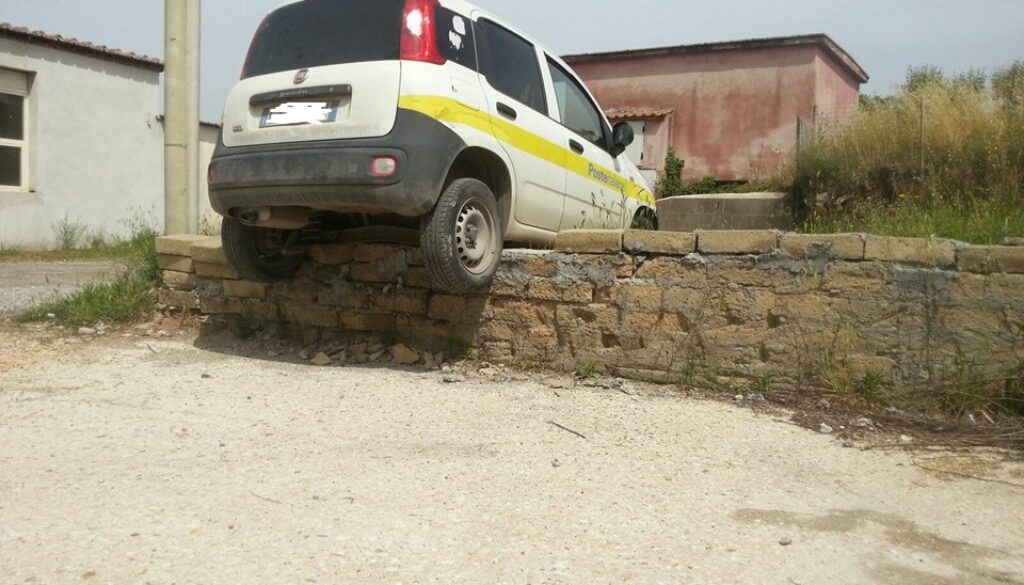 Auto delle Poste finisce sul muretto