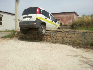 Auto delle Poste finisce sul muretto Auto delle Poste finisce sul muretto