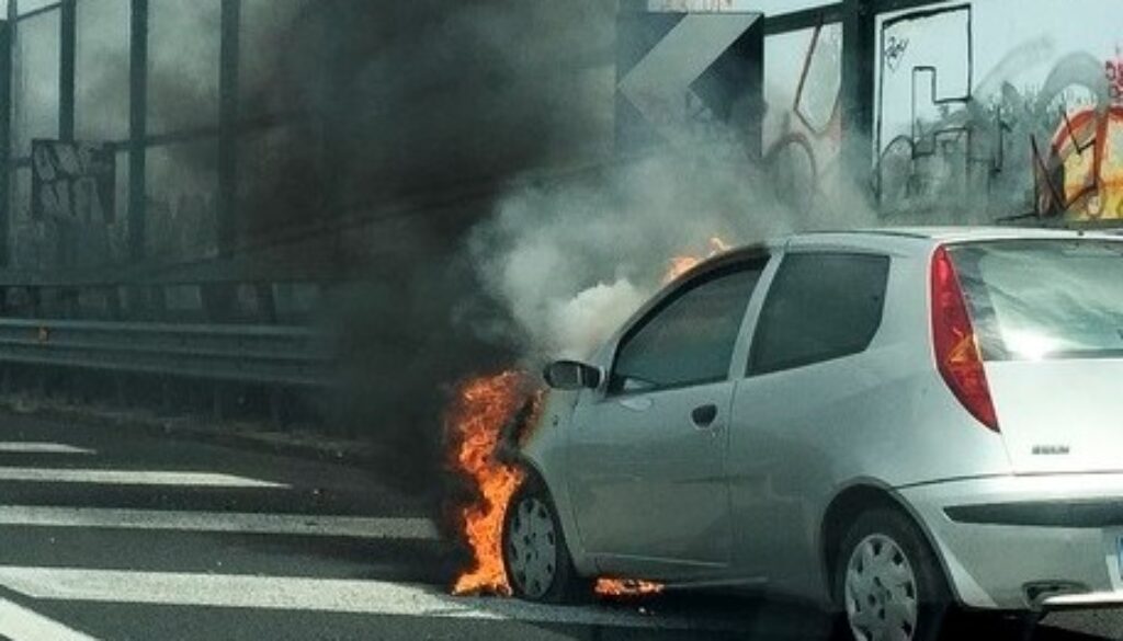Auto in fiamme all'altezza dello svincolo Saxa Rubra-Foro Italico
