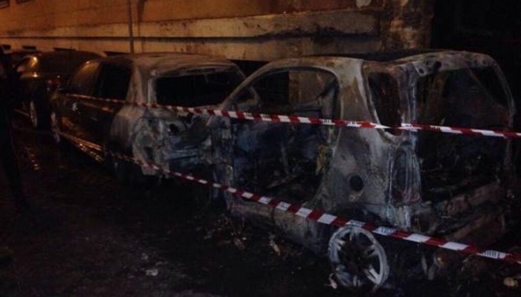 Brucia due auto parcheggiate vicino Montecitorio