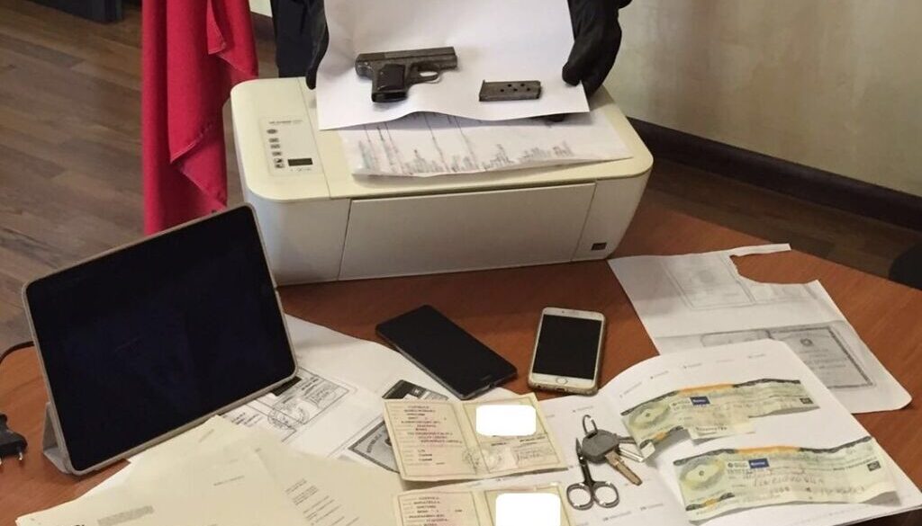 CASILINA%20-%20La%20pistola%20e%20i%20%20documenti%20sequestrati%20dai%20Carabinieri CASILINA%20-%20La%20pistola%20e%20i%20%20documenti%20sequestrati%20dai%20Carabinieri