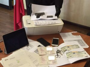 CASILINA%20-%20La%20pistola%20e%20i%20%20documenti%20sequestrati%20dai%20Carabinieri CASILINA%20-%20La%20pistola%20e%20i%20%20documenti%20sequestrati%20dai%20Carabinieri