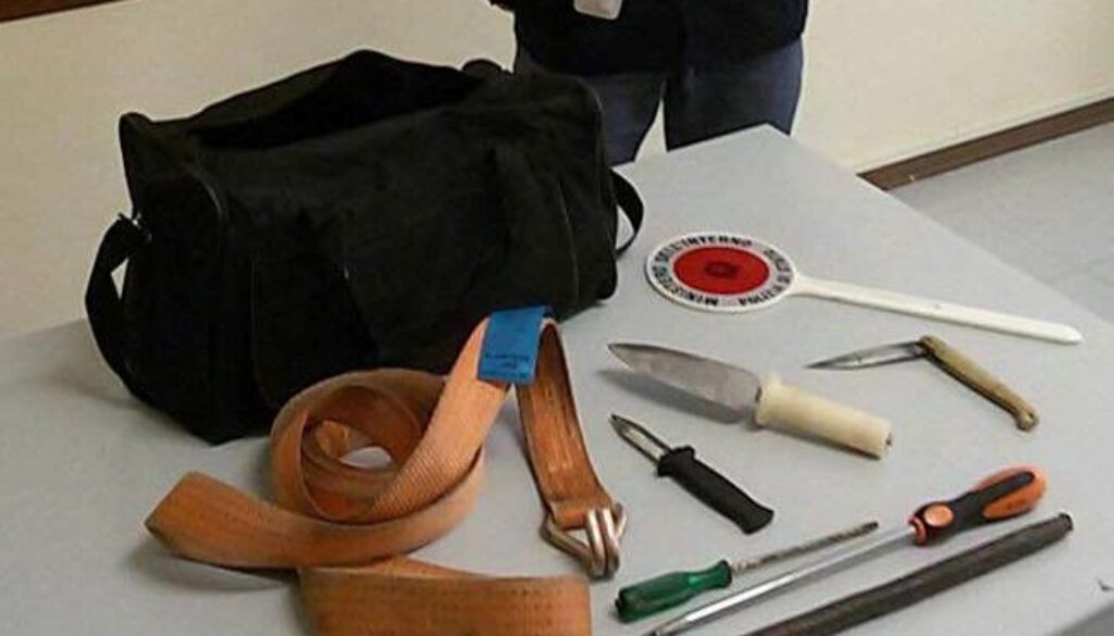 Cercano di svaligiare appartamenti a Vigna Clara