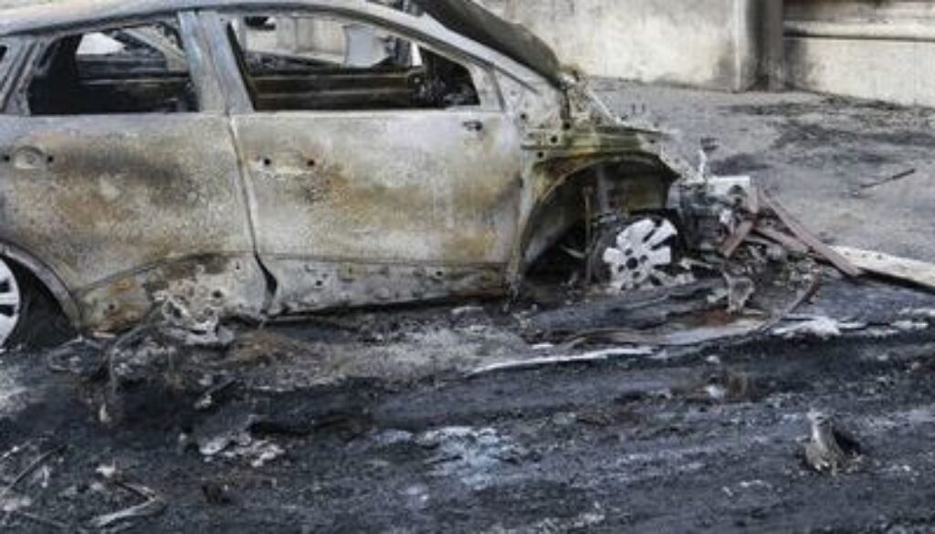 Cinque auto in fiamme vicino al Campidoglio