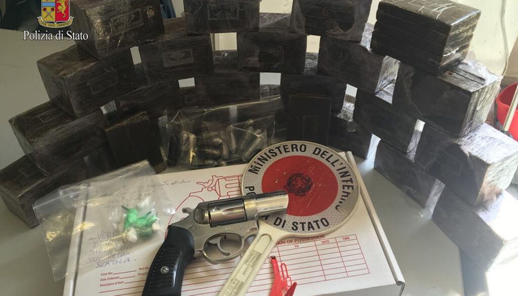 Custodiva la droga per il vicino di casa