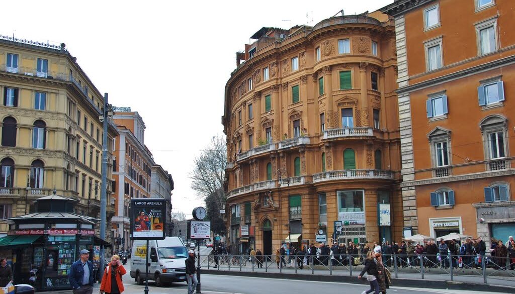 Deruba una donna a Largo Argentina