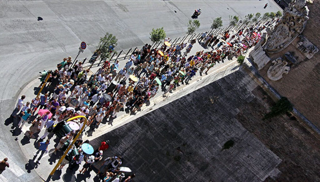 Finte turiste derubano la gente in fila