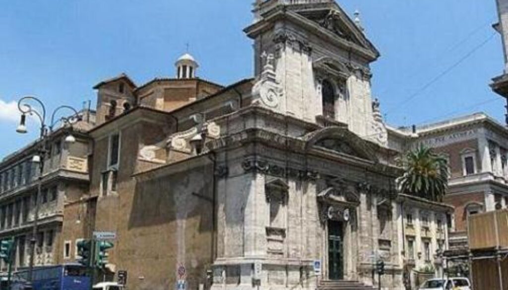 Finto prete chiede soldi per l'ingresso in chiesa