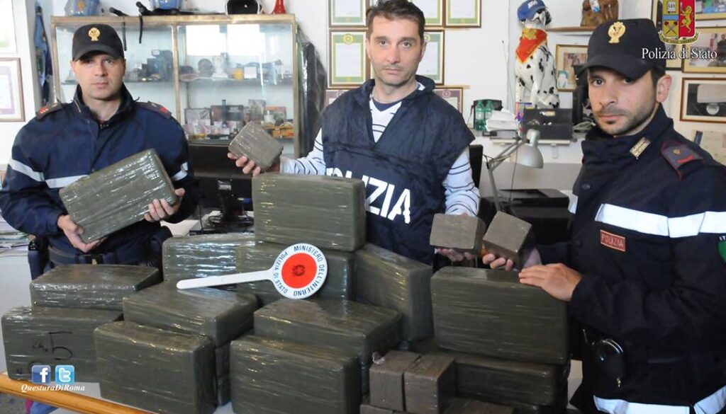 Guida un furgone pieno di hashish a Rocca Cencia