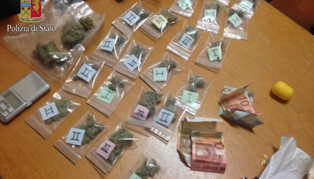 In giro per Trastevere con uno zaino pieno di droga