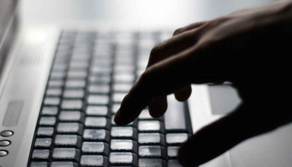 Iscrive la suocera in un sito erotico per vendetta