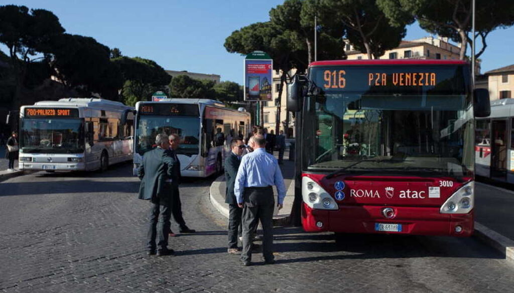 Molesta una turista sul bus 916 Molesta una turista sul bus 916