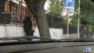Nasconde la droga in un albero all'Aurelio