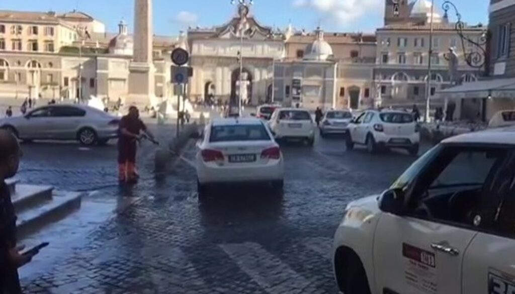 Piazza del Popolo trasformata in autolavaggio
