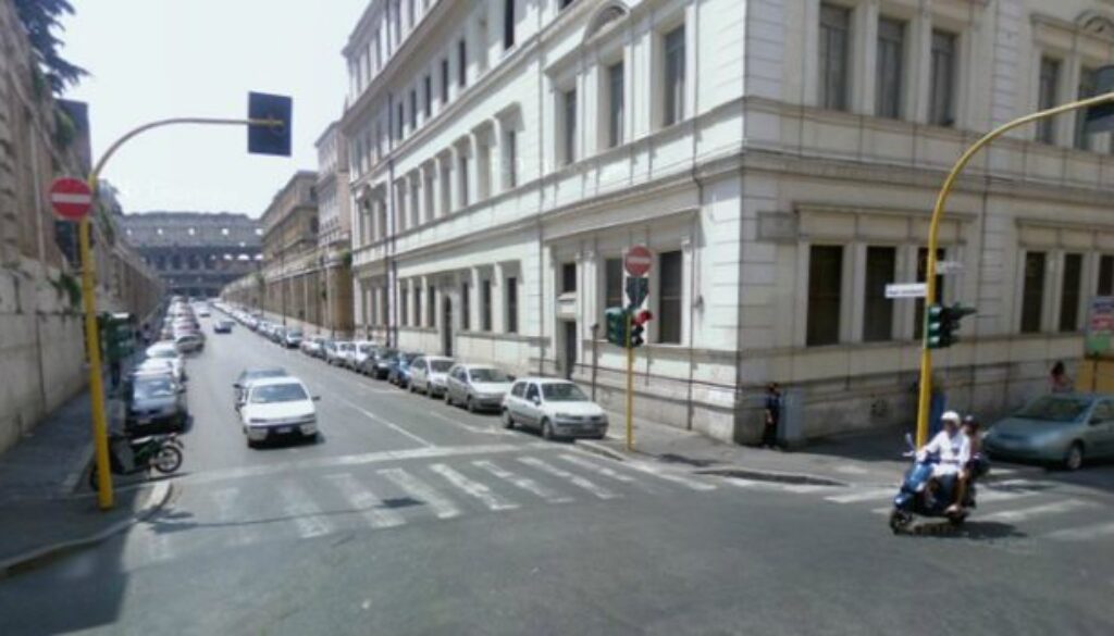 Proiettile conficcato in un portone a via Cavour