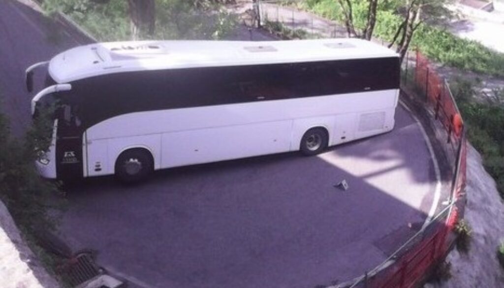 Pullman rimane incastrato a Rocca di Papa