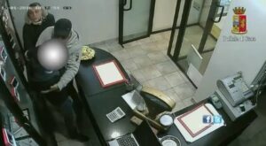 Rapina a un compro oro all'Appio Rapina a un compro oro all'Appio