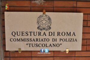 Rapina e accoltella una prostituta al Tuscolano Rapina e accoltella una prostituta al Tuscolano