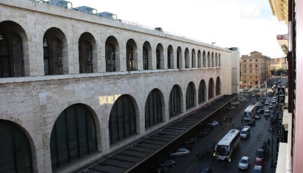Rapinò e picchiò l'autista di un pullman a Termini