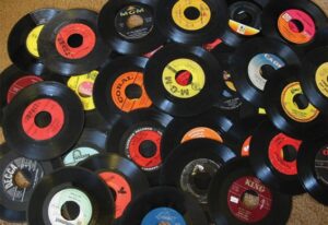 Ruba vinili da collezione in un negozio di viale Somalia Ruba vinili da collezione in un negozio di viale Somalia