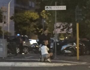 Sesso orale in mezzo alla strada alla Garbatella