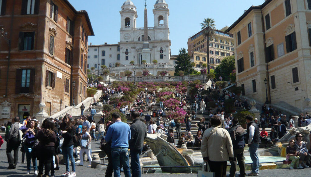 Si ferisce alla gamba con una sega davanti ai turisti