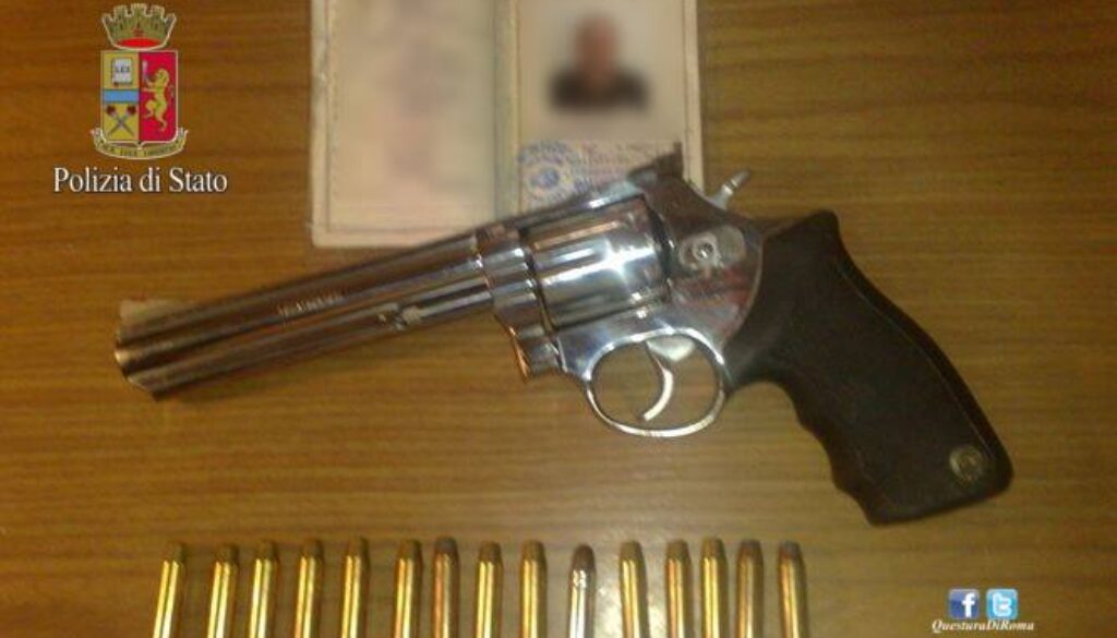 Sorpreso con una pistola in auto a Guidonia