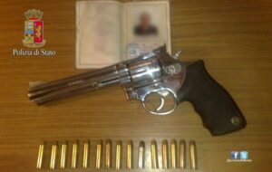 Sorpreso con una pistola in auto a Guidonia