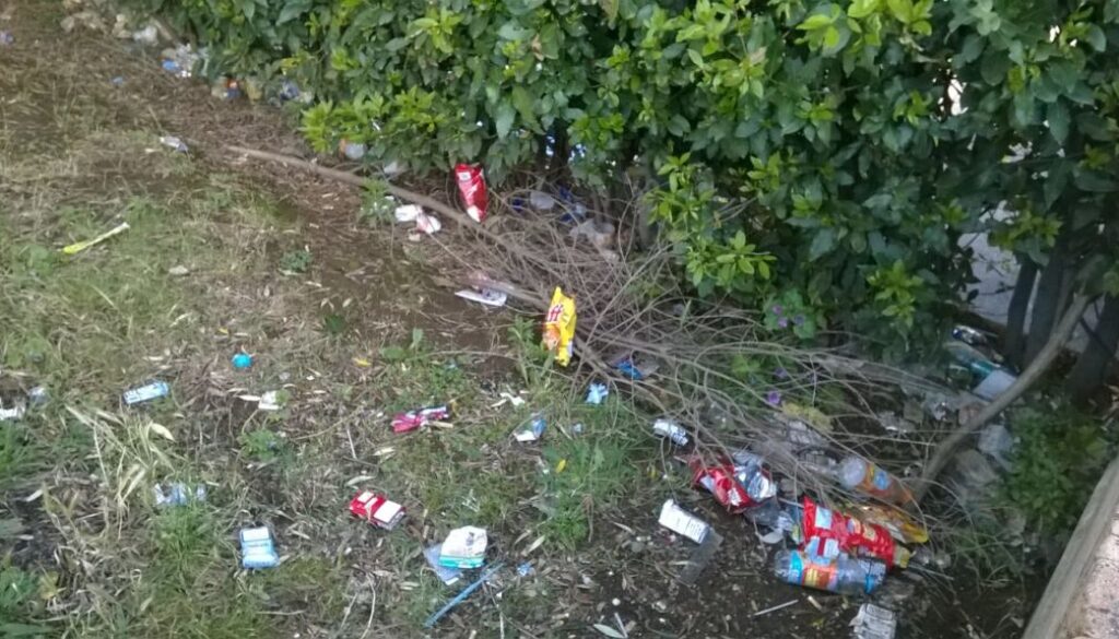 Torna il degrado a piazza Federico Zeri