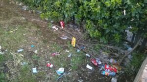 Torna il degrado a piazza Federico Zeri
