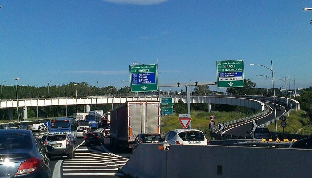 Traffico paralizzato sulla Tangenziale Est