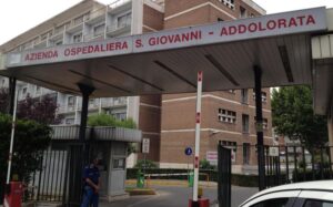 Uomo-armato-di-fucile-entra-nellOspedale-San-Giovanni Uomo-armato-di-fucile-entra-nellOspedale-San-Giovanni