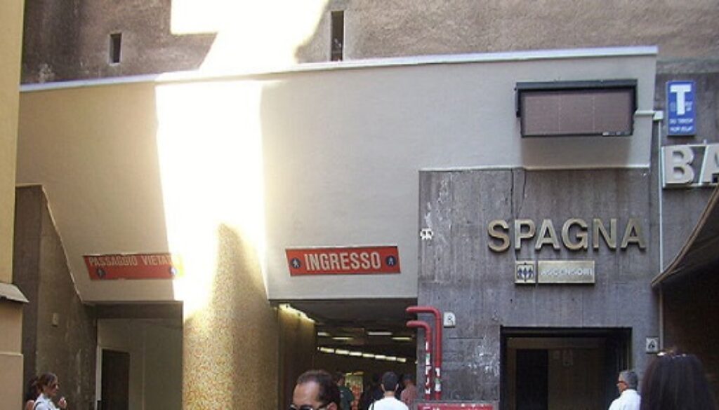 ventenne-tenta-il-suicidio-ragazzo-si-lancia-sotto-la-metro-metro-spagna-roma-metro-a-interrotta-ragazzo-tenta-di-suicidarsi-si-lancia-sui-binari