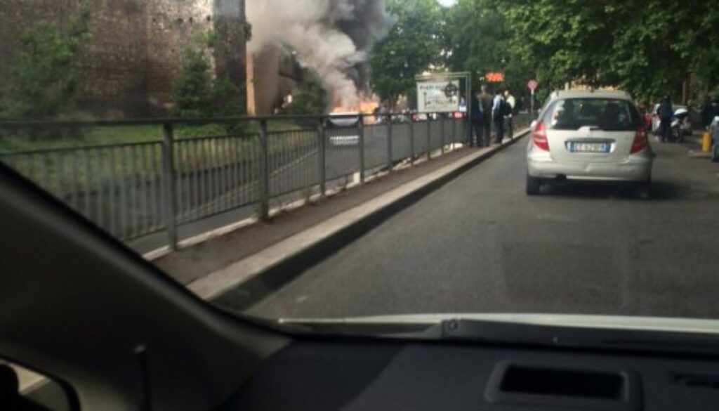 Bus 495 prende fuoco a viale del Muro Torto