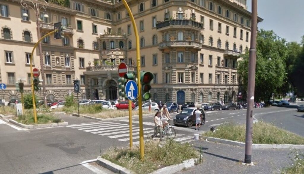 Molesta una donna al semaforo