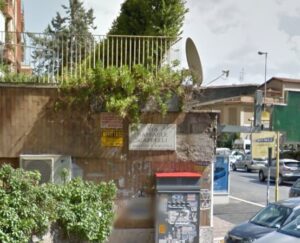 Si arrampica sul balcone della ex a Vigna Clara