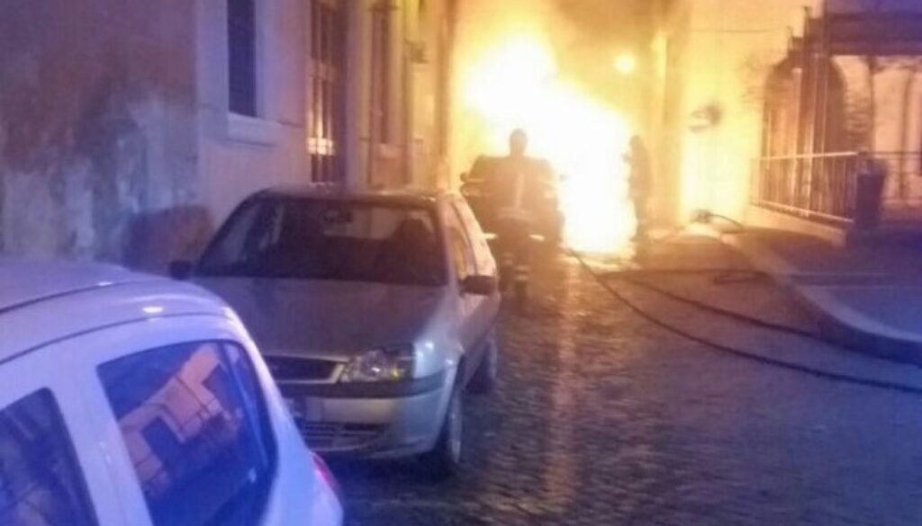 Tre auto in fiamme in zona Piazza della Consolazione