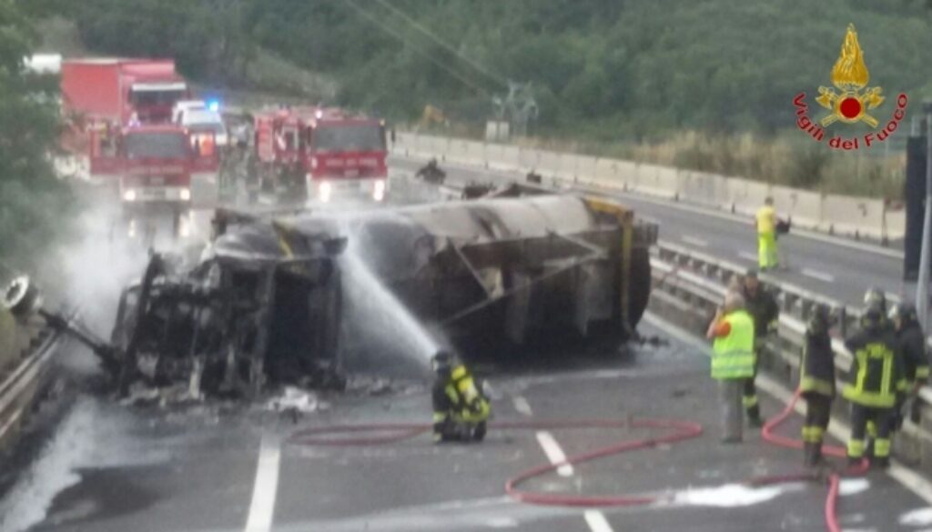 Incendi: tir in fiamme, chiusa autostrada A1 a Calenzano