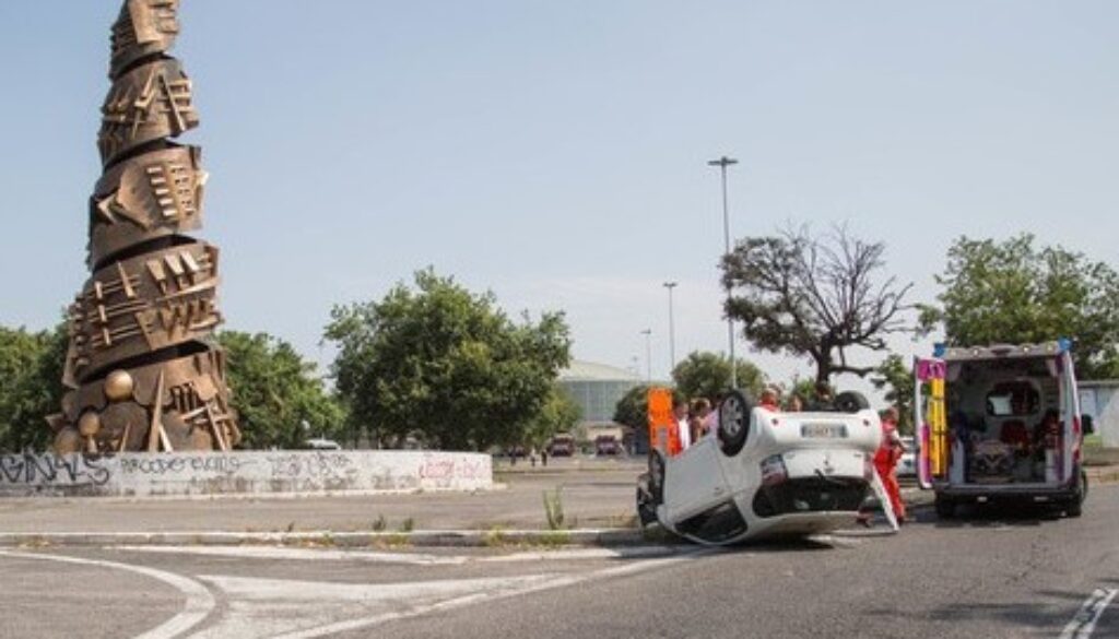 Auto si ribalta