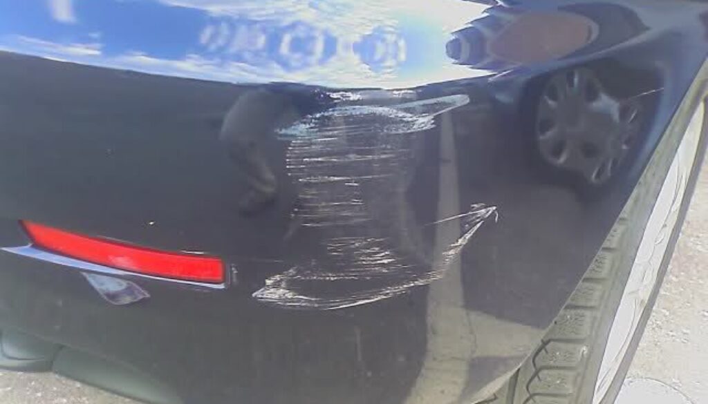 Auto strisciata nel parcheggio Auto strisciata nel parcheggio