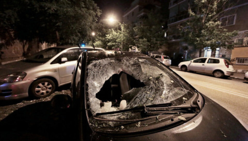 GHIACCIO CADUTO SU UNA MACCINA IN VIA GIACOMO FOLCHI