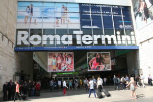 Forza-i-varchi-della-Stazione-Termini-e-schiaffeggia-unoperatrice
