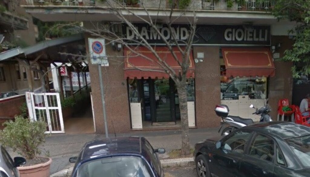 Gioielliere si sparaa