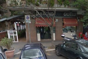 Gioielliere si sparaa