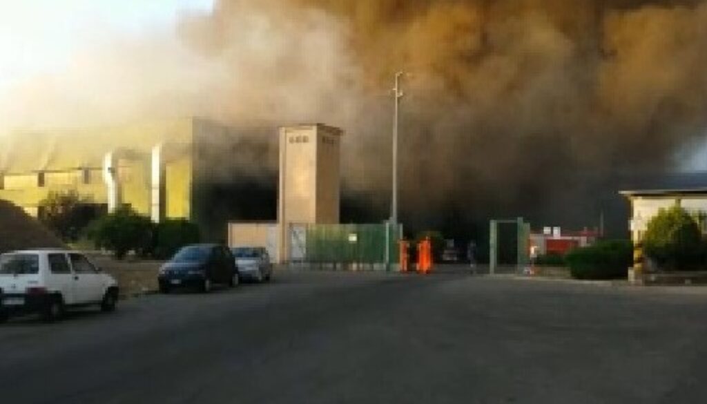 Incendio nella discarica di Cecchina